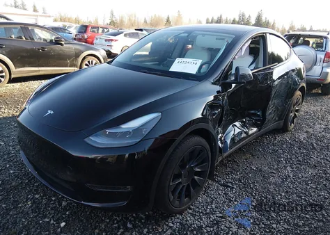 2025 Tesla Model Y Long Range Dual Motor All-Wheel Drive z USA, uszkodzony, nr VIN 7SAYGDEE0SF256902